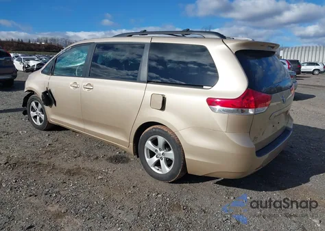 2012 Toyota Sienna Le V6 8 Passenger z USA, uszkodzony, nr VIN 5TDKK3DC7CS236347